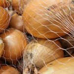 Kā pārvērst parastas sīpolu mizas par spēcīgu mēslojumu: mūsu vecmāmiņu aizmirstā recepte ka-parverst-parastas-sipolu-mizas-par-specigu-meslojumu-musu-vecmaminu.jpg